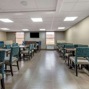 Dining area at Comfort Inn & Suites Glen Mills – Concordville.