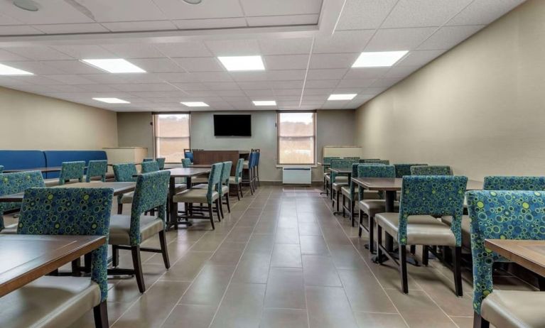 Dining area at Comfort Inn & Suites Glen Mills – Concordville.