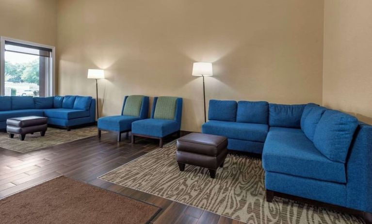 Lobby and coworking lounge at Comfort Inn & Suites Glen Mills – Concordville.