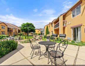 BBQ/picnic area at Chicago Club Inn & Suites.