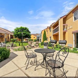 BBQ/picnic area at Chicago Club Inn & Suites.