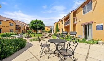 BBQ/picnic area at Chicago Club Inn & Suites.