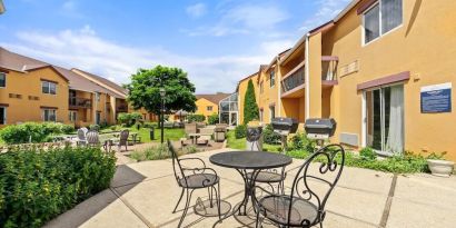 BBQ/picnic area at Chicago Club Inn & Suites.