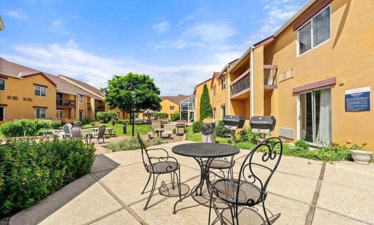 BBQ/picnic area at Chicago Club Inn & Suites.