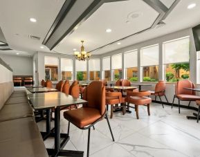 Dining area perfect for coworking at Chicago Club Inn & Suites.