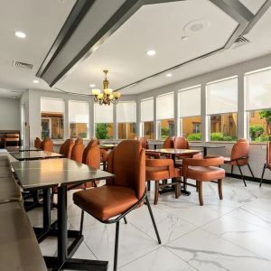 Dining area perfect for coworking at Chicago Club Inn & Suites.