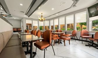 Dining area perfect for coworking at Chicago Club Inn & Suites.