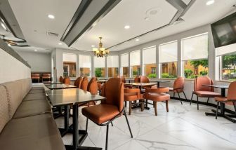 Dining area perfect for coworking at Chicago Club Inn & Suites.