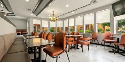 Dining area perfect for coworking at Chicago Club Inn & Suites.