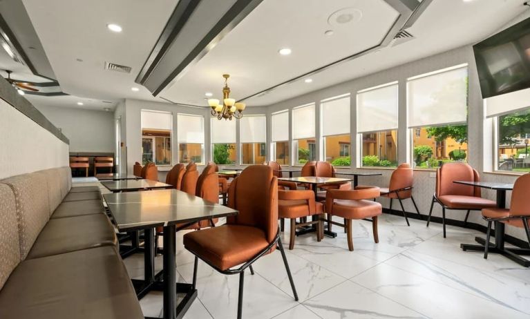 Dining area perfect for coworking at Chicago Club Inn & Suites.