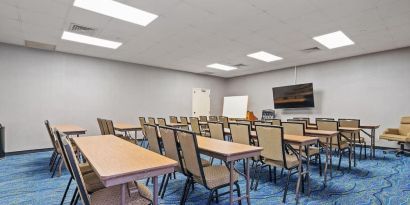 Meeting room at Chicago Club Inn & Suites.