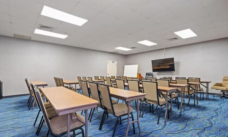 Meeting room at Chicago Club Inn & Suites.