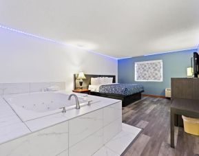 Day use room with bath tub at Chicago Club Inn & Suites.