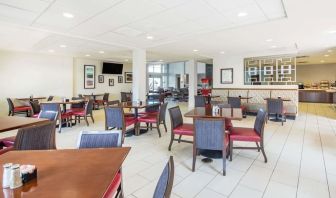 Dining area perfect for coworking at Hawthorn Suites By Wyndham El Paso Airport.