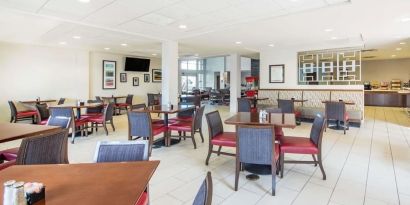 Dining area perfect for coworking at Hawthorn Suites By Wyndham El Paso Airport.