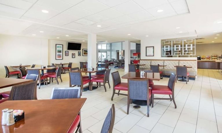 Dining area perfect for coworking at Hawthorn Suites By Wyndham El Paso Airport.