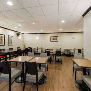 Dining area perfect for coworking at Best Western Executive Hotel Of New Haven-West Haven.