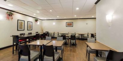 Dining area perfect for coworking at Best Western Executive Hotel Of New Haven-West Haven.