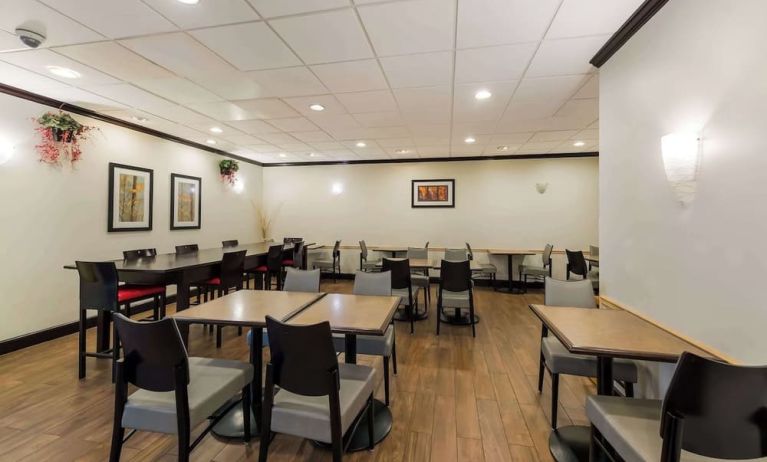 Dining area perfect for coworking at Best Western Executive Hotel Of New Haven-West Haven.