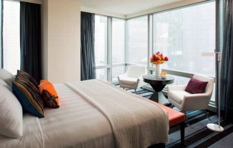 Day use room with natural light at Courtyard By Marriott New York Manhattan/Central Park.