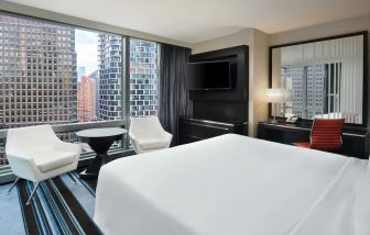 Day use room with natural light at Courtyard By Marriott New York Manhattan/Central Park.