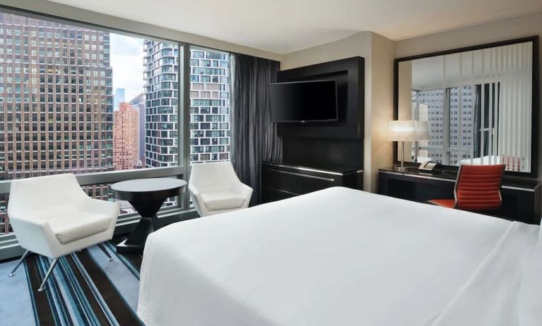 Day use room with natural light at Courtyard By Marriott New York Manhattan/Central Park.