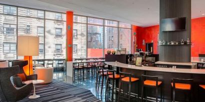 Hotel bar perfect for coworking at Courtyard By Marriott New York Manhattan/Central Park.