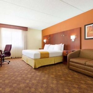 Spacious day use room at Radisson Akron/Fairlawn.