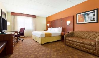 Spacious day use room at Radisson Akron/Fairlawn.