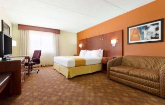 Spacious day use room at Radisson Akron/Fairlawn.