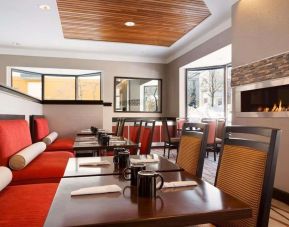 Dining area perfect for coworking at Radisson Akron/Fairlawn.