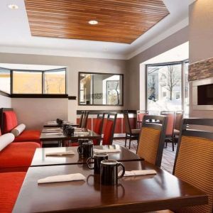 Dining area perfect for coworking at Radisson Akron/Fairlawn.