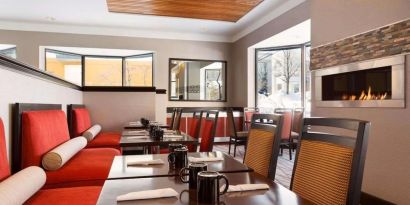 Dining area perfect for coworking at Radisson Akron/Fairlawn.