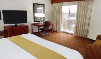 Day use room with balcony at Radisson Akron/Fairlawn.