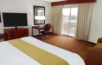 Day use room with balcony at Radisson Akron/Fairlawn.