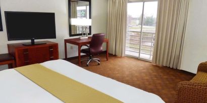 Day use room with balcony at Radisson Akron/Fairlawn.