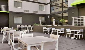 Outdoor seats available at Radisson Akron/Fairlawn.