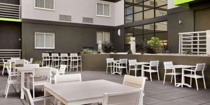 Outdoor seats available at Radisson Akron/Fairlawn.