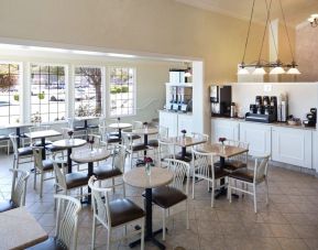 Dining area perfect for coworking at The Marina Inn On San Francisco Bay.