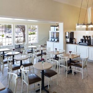 Dining area perfect for coworking at The Marina Inn On San Francisco Bay.