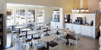 Dining area perfect for coworking at The Marina Inn On San Francisco Bay.