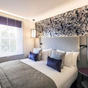 King bed at Mercure Hotel London Hyde Park.