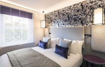 King bed at Mercure Hotel London Hyde Park.