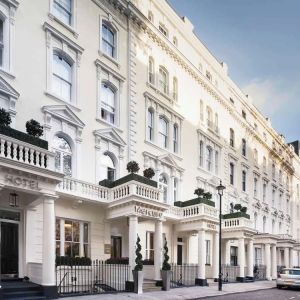 Entrance at Mercure Hotel London Hyde Park.