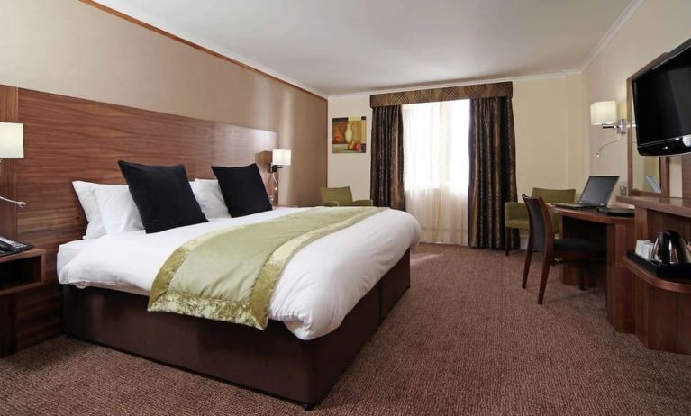 Day use room with TV screen, work desk and private bathroom at Mercure London Bloomsbury.