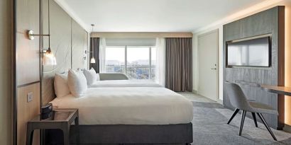 Day use twin room with TV screen, work desk and private bathroom at Hyatt Place London Heathrow Airport.