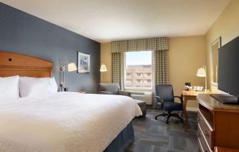 King room at Hampton Inn New York - LaGuardia Airport.