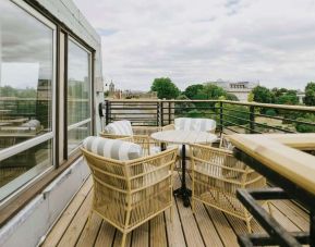 Outdoor terrace at Graduate By Hilton Cambridge.