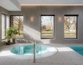 Indoor tub at Graduate By Hilton Cambridge.