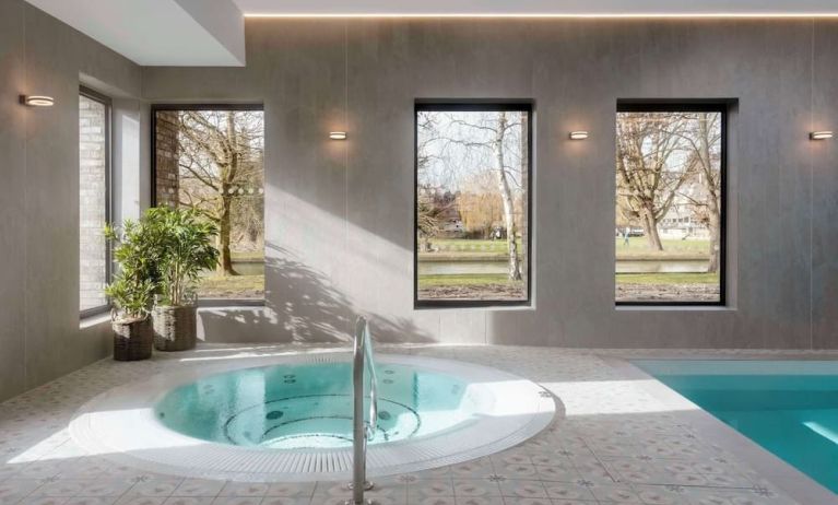 Indoor tub at Graduate By Hilton Cambridge.